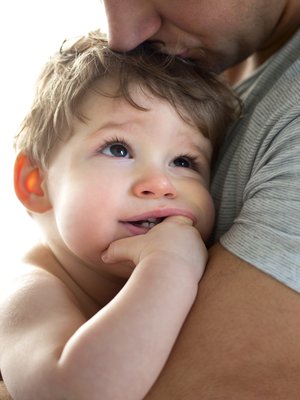 Vaikka aina ei tietäisi, mistä kiikastaa, vauvalle on tärkeä osoittaa, että myötäelää hänen tunteensa. Kuva: <span class="photographer">iStockphoto</span>