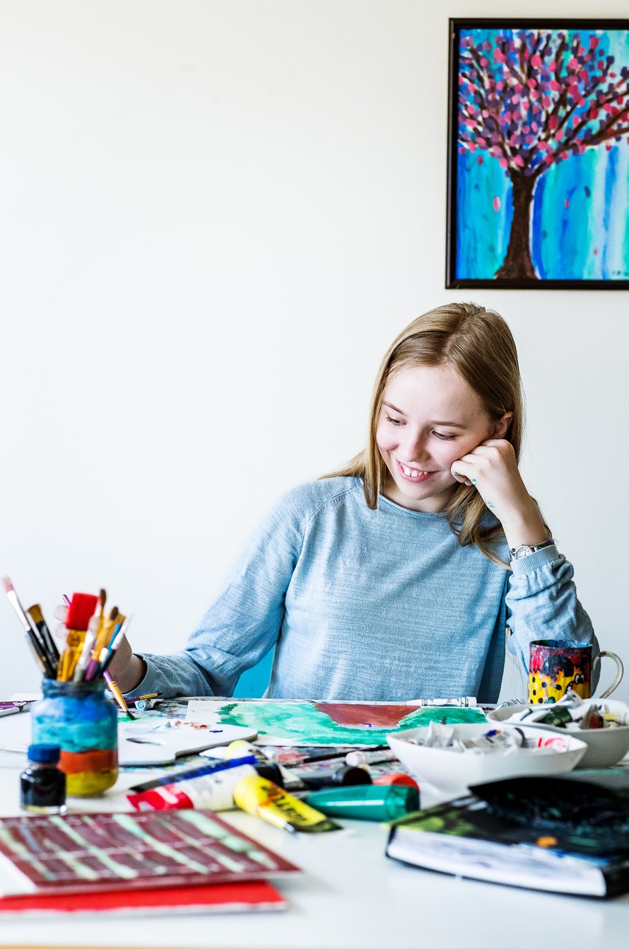 Kerttua ei ikinä kyllästytä maalaaminen, mutta joskus paikoillaan olo alkaa väsyttämään. ”Silloin pitää tehdä hetki jotain muuta”, Kerttu sanoo. Kuva: <span class="photographer">Satu Kemppainen</span>