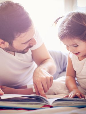 Kato, auto! Lasta kiinnostavien kuvien katselu ja nimeäminen tukee puheen kehitystä. Kuva: <span class="photographer">iStockphoto</span>