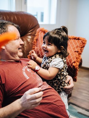 Isän muru. Elinan mielestä  Raimo-isällä on hassut jutut. Kuva: <span class="photographer">Jesse Karjalainen</span>