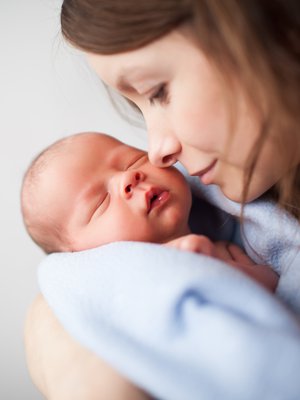 Olin pakahtua ajatuksesta, että pieni ja siro kahden ja puolen kilon nyytti oli omani, kertoo eräs äiti. 