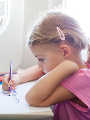 Joskus korvakipuun voi auttaa se, että lapsi saa muuta ajateltavaa. Varaa mukaan vaikka värityskirja, tai jokin muu mielekäs puuha. 