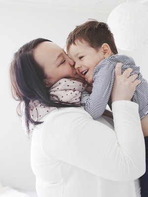 Äidin selkään ei saa hypätä, tietää 3-vuotias Lenni. Reuman takia Jonnan selkäranka ei liiku normaalisti.