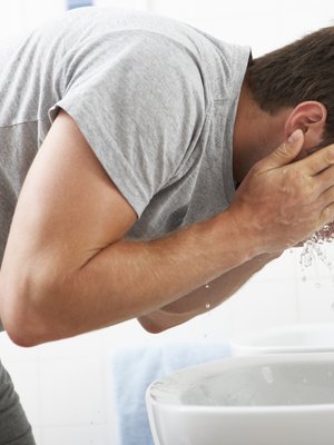 Kun kumarrut pesemään kasvojasi, kuvittele selän päälle harjanvarsi. Jos asentosi on väärä, selkä pyöristyy eikä keiipi pysy.