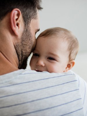 Ero- ja jälleennäkemistilanteet ovat vauvalle tunteikkaita. Niissä hetkissä auttaa syli ja vanhemman empaattinen puhe. Kuva: <span class="photographer">iStockphoto</span>