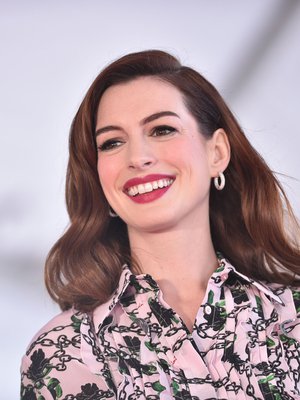 Anne Hathaway tunnetaan muun muassa elokuvista Interstellar sekä Paholainen pukeutuu Pradaan.