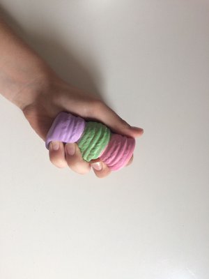 Puristeltavat Sqhuishies-lelut ovat lapsille tuttuja sympaattisia hahmoja, esimerkiksi leivonnaisia. Tuoksuvat lelut houkuttavat leikkijöitä taaperosta teiniin. Kuva: <span class="photographer">Pihla Järvinen</span>