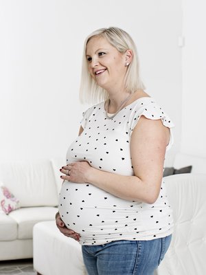 Melina odottaa neljättä tytärtään. Raskaus oli iloinen yllätys, sillä kolme vanhinta tytärtä ovat saaneet alkunsa pitkien hedelmöityshoitojen jälkeen. Kuvat: Anna Huovinen