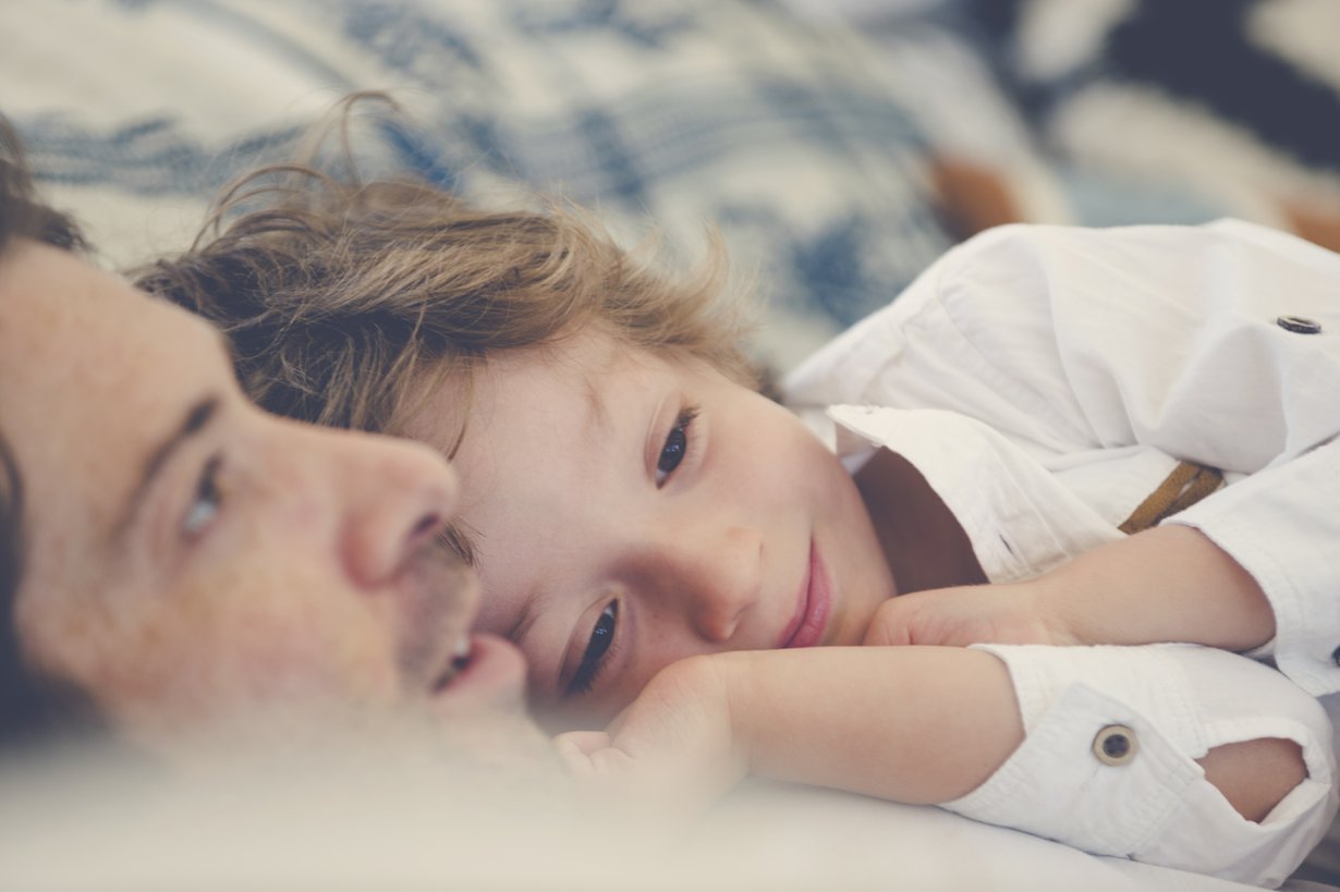 Aamuhali tai iltahöpötykset ovat arjen rutiineita, joilla vanhempi vahvistaa suhdettaan lapseen. Kuva: iStockphoto.
