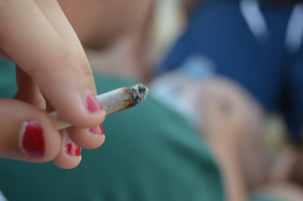 Kannabista poltetaan usein tupakan seassa. Tämä vaikeuttaa kannabiksen käytön tunnistamista, sillä kannabis ei näin käytettynä jätä vaatteisiin sen ominaista makeaa tuoksua. Kuva: iStockphoto