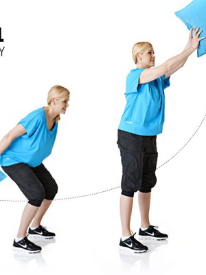 Liike: Seiso perusasennossa, jalat lantion leveydellä ja kädet vartalon sivulla, tyyny oikeassa kädessä.Heilauta tyyny eteen ylös polvia reippaasti joustaen ja vaihda tyyny ylhäällä vasempaan käteen. Tee sama heilahdus vasemmalla kädellä. Jatka näin 20–25 kertaa molemmin puolin, vaihtaen kättä vuorotellen.Muista: Tee heitot mahdollisimman rennosti ja koukista polvet joustoissa riittävästi.Vaikutusalueet: Koko keho