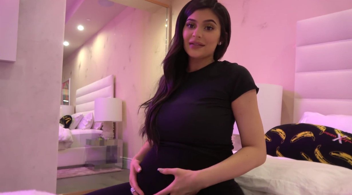 20-vuotias Kylie Jenner kertoi onnellisesta vauvauutisesta Youtube-videolla, jossa hän näytti myös otteita raskausajalta. Kuva: MVPhotos