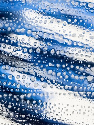 Antenni katolla autopesussa, vääriä mandariineja kaupassa tai paleleva nukkeparka lapsen rattaissa – kyynel herahtaa monesta syystä, kertovat odottajat. Kuva: <span class="photographer">iStockphoto</span>