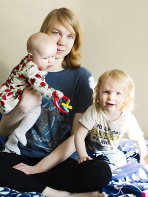 En ole vielä valmis, oli Mikon ensireaktio vauvauutiseen. Toisen lapsen synnyttyä häntä ei yllättänyt isyydessä enää mikään. Kuvat: Milka Alanen