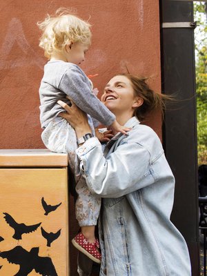 Kreeta Salmiselle lapsi on suurin toteutunut toive. Silti tunteet äitiyden alussa hämmensivät. Kuva: <span class="photographer">Milka Alanen</span>