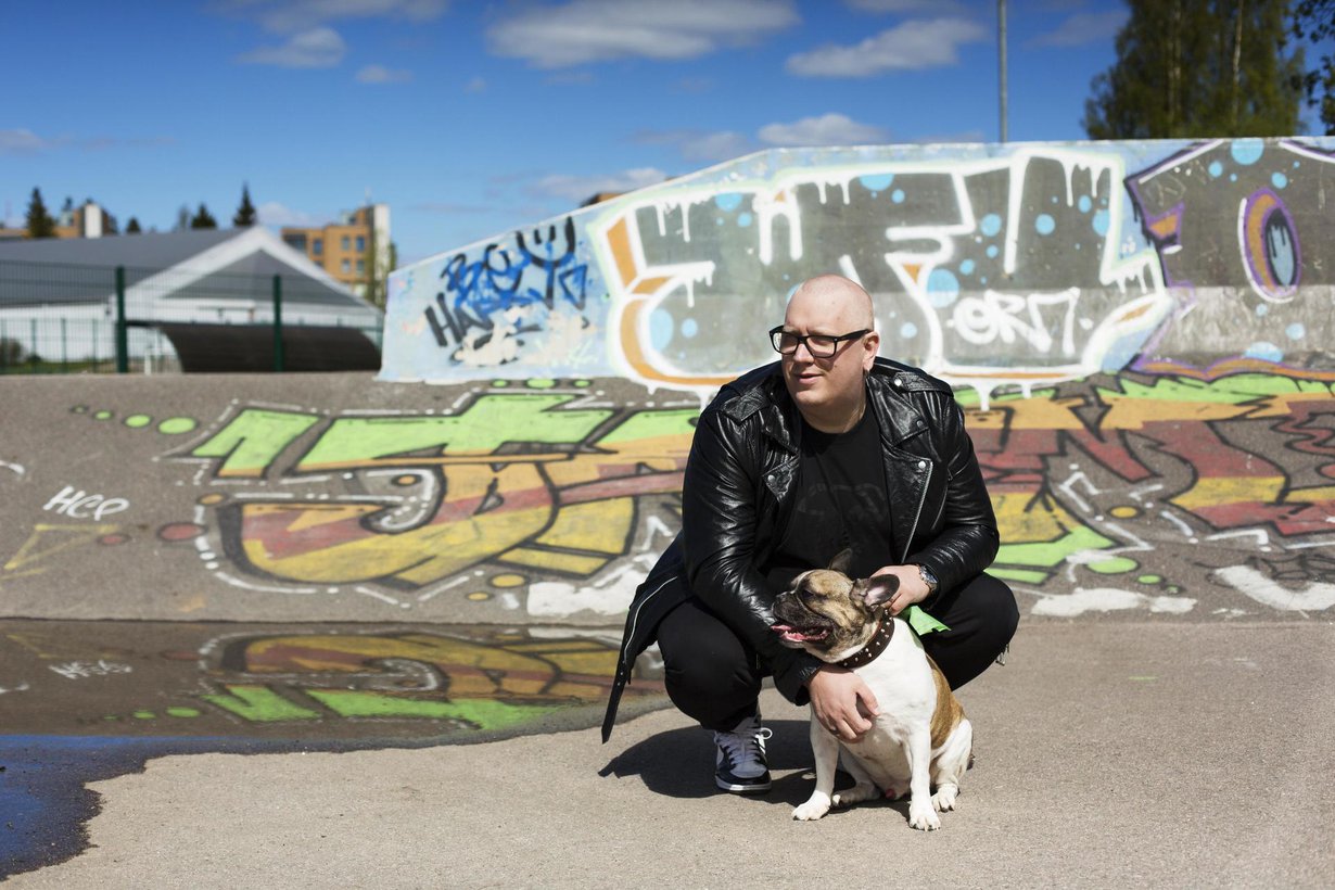 Arttu Wiskarin perheeseen kuuluu kaksi lasta, puoliso ja koira. Kahdeksanvuotias ranskanbuldoggi Bonzo on riippuvainen ja joskus jopa mustasukkainen Artusta. Jos isännän huomio herpaantuu, Bonzo ulvoo.
