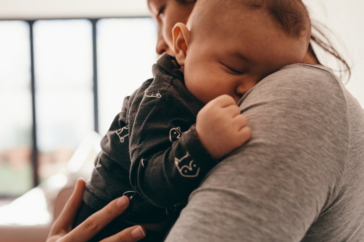 Jaahas, taasko mennään? Vanhemman askellus voi rauhoittaa kiukkuisenkin pikkutyypin. Kuva: iStockphoto
