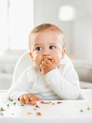 Ihaninta on syödä itse. Se kehittää vauvan hienomotoriikkaa ja voi edistää myönteistä suhdetta ruokaan. Kuva: <span class="photographer">iStockphoto</span>