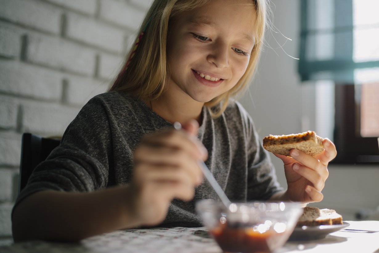 Koska syödään? Perheen yhteiset ruokailuhetket ovat hyvä tilaisuus pysähtyä arjen keskellä. Kuva: iStock