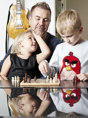 Isän kanssa. Shakki on yksi Elsan, Einon ja Jaakko-isän yhteisistä jutuista. 