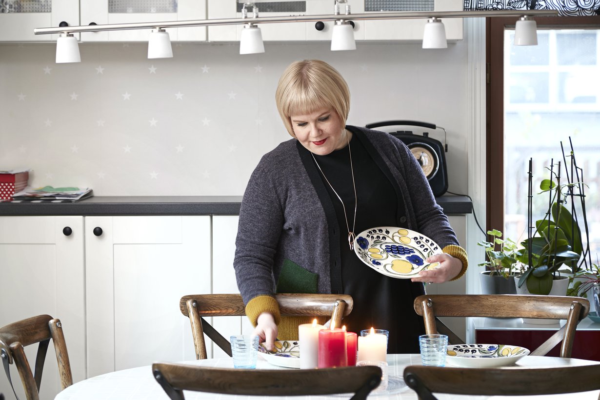 Sunnuntai on viikon paras päivä: silloin Annika saa olla vapaalla ja omassa, oikeassa kodissaan Turussa perheensä kanssa. ”Silloin emme tee yhtään mitään, vaan olemme vain perheenä yhdessä.” Kuva: Juha Salminen