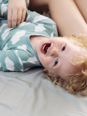 Vanhemman ja lapsen suhteen  pitäisi tutkijan mukaan perustua ensisijaisesti olemiseen lapsen kanssa. 