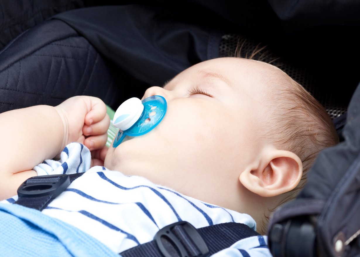 Kun vauva nukkuu vaunuissa, huolehdi että vaunukopan lämpötila ei kohoa liian kuumaksi. Kuva: iStockphoto