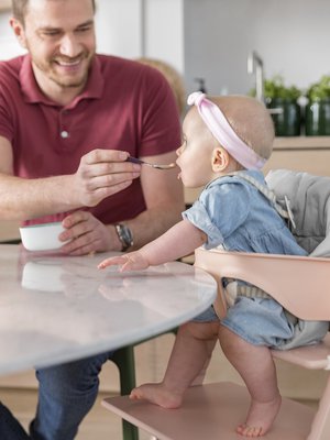 Etenkin selkänoja ja jalkatuki vaikuttavat siihen, miten hyvässä asennossa lapsi pystyy istumaan syöttötuolissa.