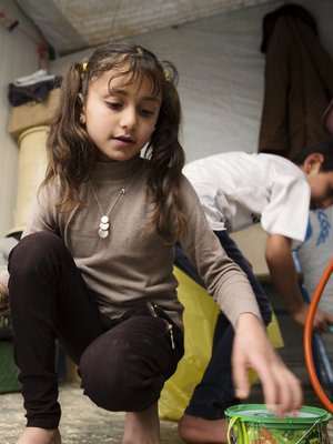 10-vuotias Wajd leikkimässä Zaatarin pakolaisleirissä vuonna 2014. Taustalla pikkuveli Ariad. Zaatari on suurin syyrialaispakolaisten asuttama leiri, jossa asui vuoden 2018 lopussa yli 78 000 ihmistä. Lähes 20 prosenttia heistä oli alle 5-vuotiaita lapsia. Kuva: <span class="photographer">Rio Gandara / Sanoma-arkisto</span>