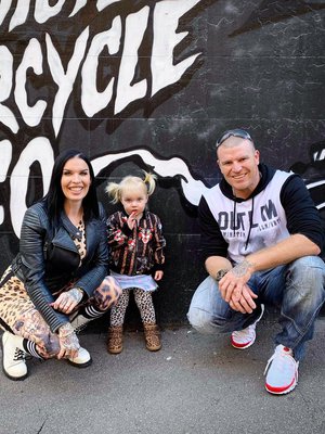 Sini ja Stuart tapasivat Thaimaassa maaliskuussa 2015. Saman vuoden syyskuussa Sini muutti Stuartin luo, ja tasan kaksi vuotta myöhemmin syntyi Penny. 