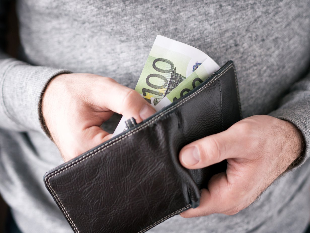 Muutaman sadan euron lisä lompakossa auttaa kivasti arjessa. Ensi vuodesta alkaen veronpalautuksia maksetaan suurelle osalle jo elokuussa. Kuva: iStockphoto