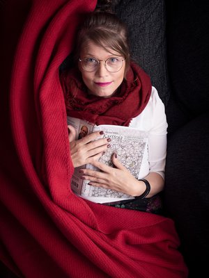 Narratiivinen työskentely, jossa ongelmat ja vastoinkäymiset rikastuvat osaksi arvokasta elämäntarinaa, on auttanut Susanna Salinia käsittelemään omaa lapsuuttaan ja poikansa itsemurhaa.