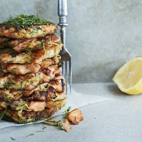 Saat pihveistä meheviä, kun raastat mukaan perunaa. Nokare kylmäsavulohta antaa ihanan savuisen aromin.