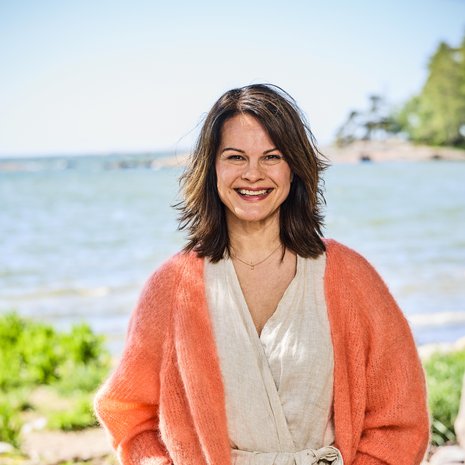 Niina Nurminen täytti tänä vuonna 60. ”Lukuna se ei tunnu oikein miltään, mutta kehoni kyllä muistaa ikänsä. Se on saanut kokea paljon kaikkea ihanaa ja kivuliasta. Olisi ihmeellistä, jos se ei tuntuisi missään.”