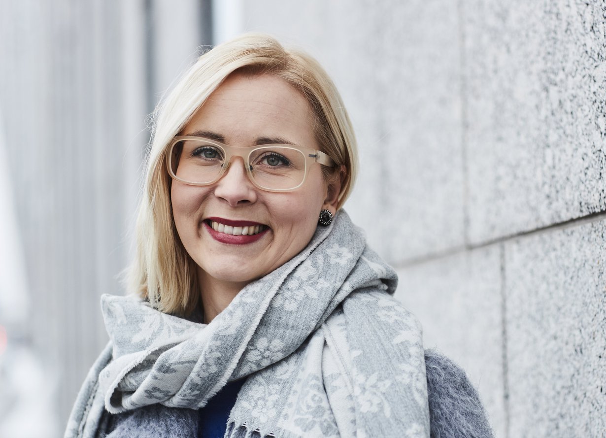 Anni Erkon mielestä työ ja perhe tukevat toisiaan. Perhe-elämä hioo töissäkin tarvittavia taitoja, ja kun saa toteuttaa itseään myös töissä, jaksaa olla oikeasti läsnä perheelle. Kuva: Tuomas Kolehmainen