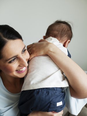 Nasima Razmyar esikoispoikansa Jonaksen kanssa keväällä 2017. Kuva: <span class="photographer">Milka Alanen</span>
