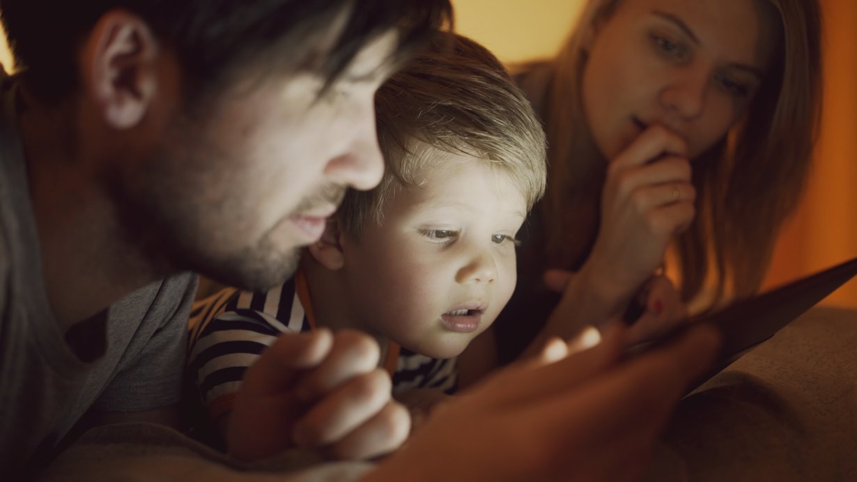 Parhaimmillaan ruudun ääressä vietetty aika voi olla perheelle hauska yhteinen harrastus, mutta liika on liikaa – niin aikuiselle kuin lapsellekin. Kuva: iStockphoto