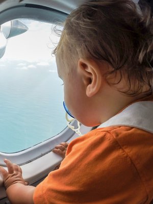 Kun vanhemmat pysyvät rauhallisina, rento matkatunnelma siirtyy helpommin lapseenkin. Kuva: <span class="photographer">iStockphoto</span>