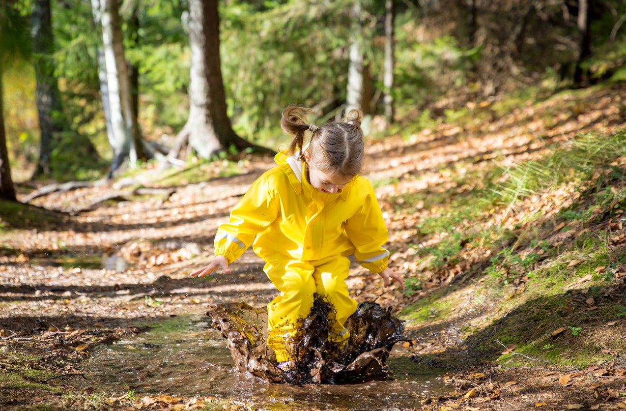 Kaikki leikki ulkona on hyväksi, mutta metsän terveysvaikutuksista on tieteellistä näyttöä. Kuva: iStockphoto