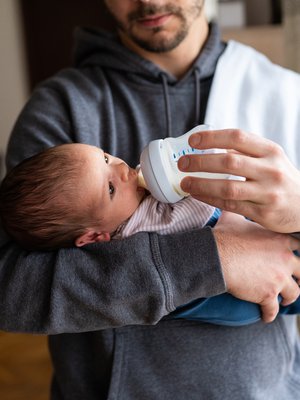 Isän vuoro. Kun vauva syö pullosta, vauvantahtisuus on tärkeää. Pullolla imitoidaan rinnan toimintaa. 
