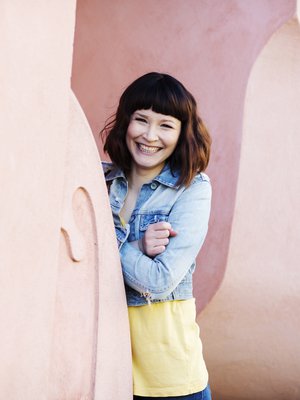 Helka Belt suunnittelee jo seuraavaa kirjaa, jonka aiheeksi tulee  hänen oma menneisyytensä uskonnollisessa perheessä. Kuva: <span class="photographer">Panu Pälviä.</span>