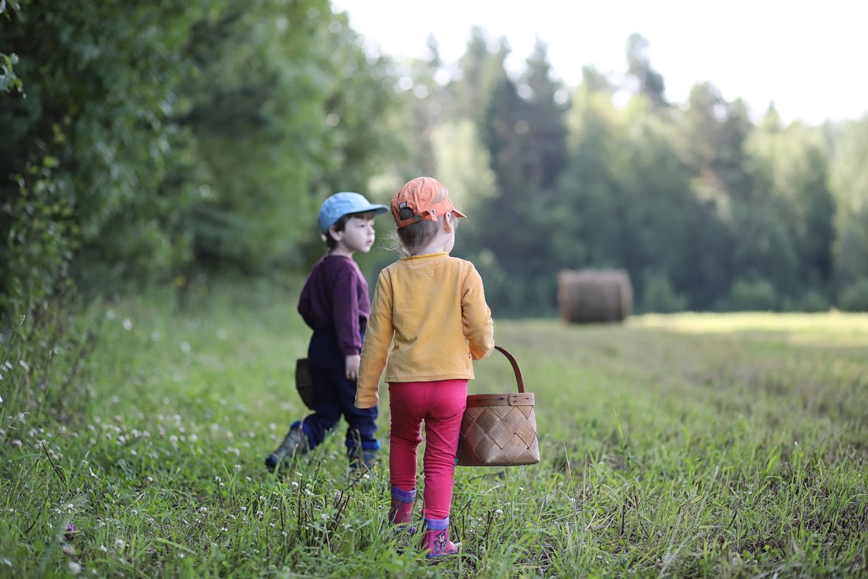 Punkki ei välttämättä tarraa heti kiinni, vaan kuljeskelee kehossa etsien parasta paikkaa. Tutki tarkkaan kohdat, joissa iho on ohutta ja verisuonia on paljon kuten kainalot, nivuset, polvitaipeet ja hiusraja.  Kuva: iStockphoto