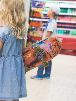 Hupeneeko ekaluokkalaisen viikkoraha lähikauppaan? Pelisääntöjen sopiminen kannattaa, vaikka koko kaveriporukan vanhempien kesken.