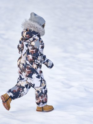 Talvihaalarin käyttömukavuuteen vaikuttavat muun muassa kankaan vedenpitävyys ja hengittävyys sekä vetoketjujen tuulilistat. Kuva: <span class="photographer">Molo</span>