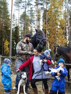 Kaikki järjestyy. Sam uskoo, että suunnittelemattomuus jättää tilaa lasten luovuudelle.  Hänen ja Tanjan perhearkeen kuuluvat kolmen lapsen lisäksi pariskunnan omistama kirpputori sekä eläimet: koira, hevoset, kissat ja kuusi kanaa.