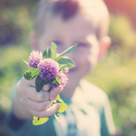 Paras tapa opettaa kiitollisuutta lapselle on olla itse kiitollinen, sanoo Kirsti Lonka. Kuva: <span class="photographer">iStockphoto</span>