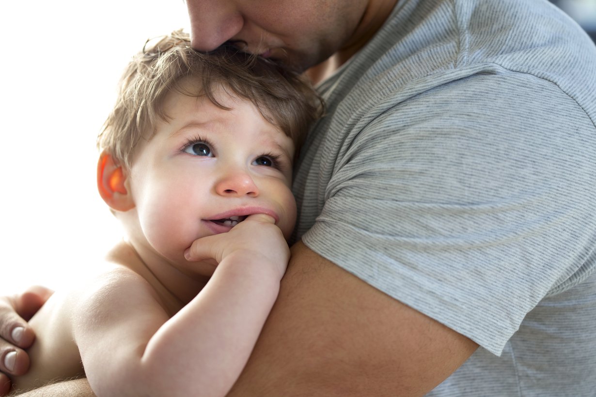 Vaikka aina ei tietäisi, mistä kiikastaa, vauvalle on tärkeä osoittaa, että myötäelää hänen tunteensa. Kuva: iStockphoto
