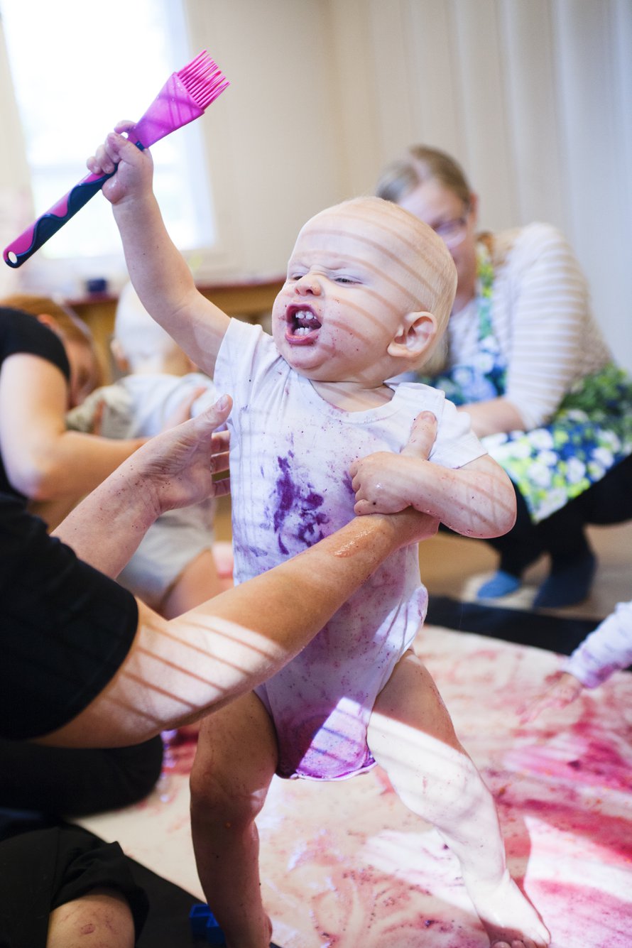 Wuaaah! Silikonisiveltimellä saa hienoja kuvioita sekä paperiin että äidin paitaan. Kuva: <span class="photographer">Riina Peuhu</span>