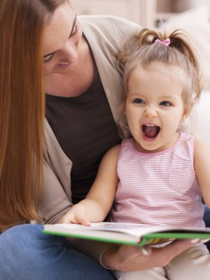 Kirjalahjan voi valita myös tulevia kasvuvaiheita ajatellen. Moni lastenkirja on pitkäikäinen, ja lemppareihin palataan kerta kerran jälkeen. Kuva: <span class="photographer">iStockphoto</span>