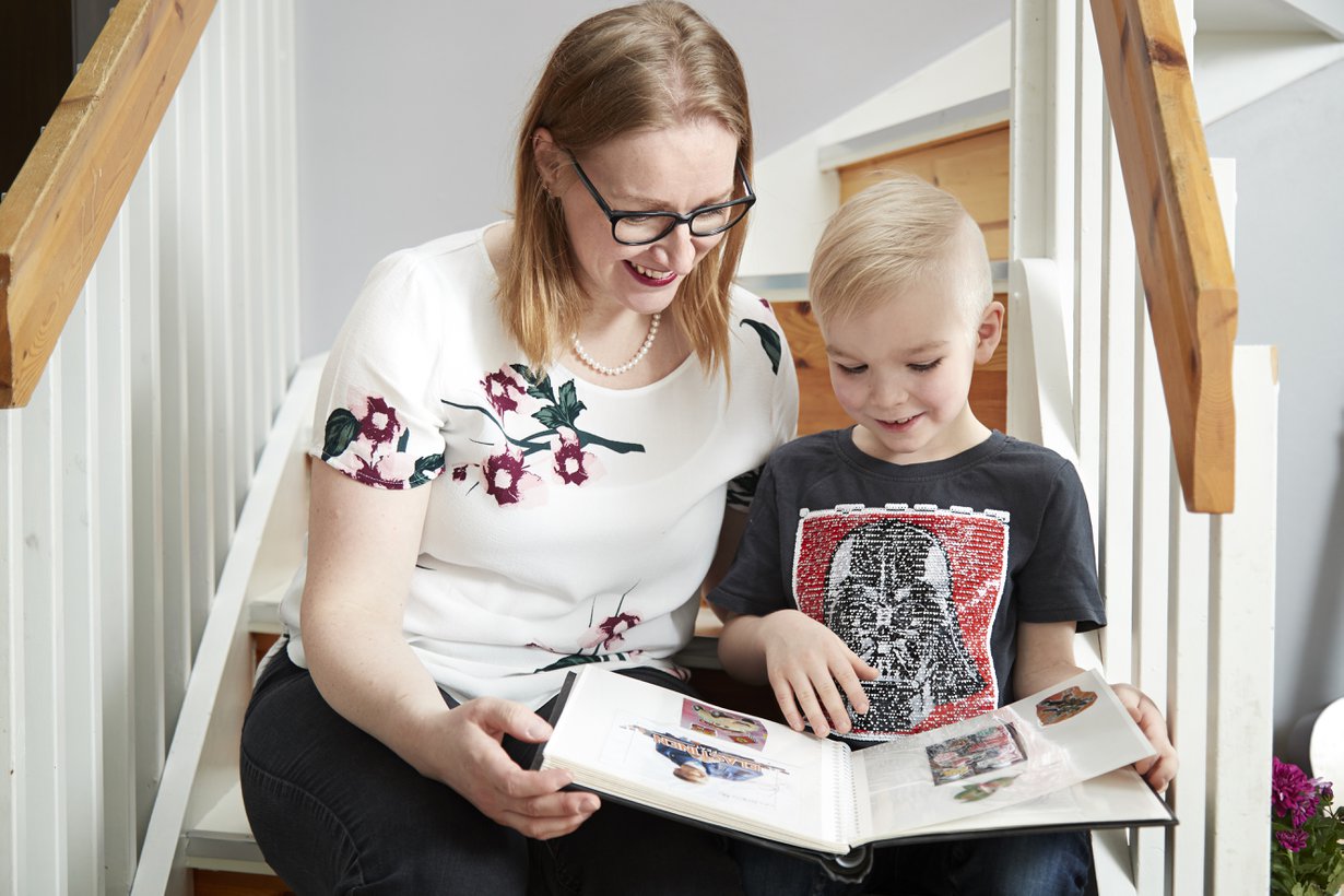 Todiste reippaudesta. Musta tarroja täynnä oleva albumi muistuttaa sadoista toimenpiteistä, joita Casperille on tehty.